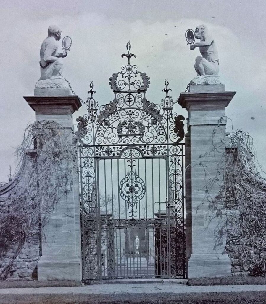 Monkey gatepiers at Athelhampton (Ars Simia Naturae)