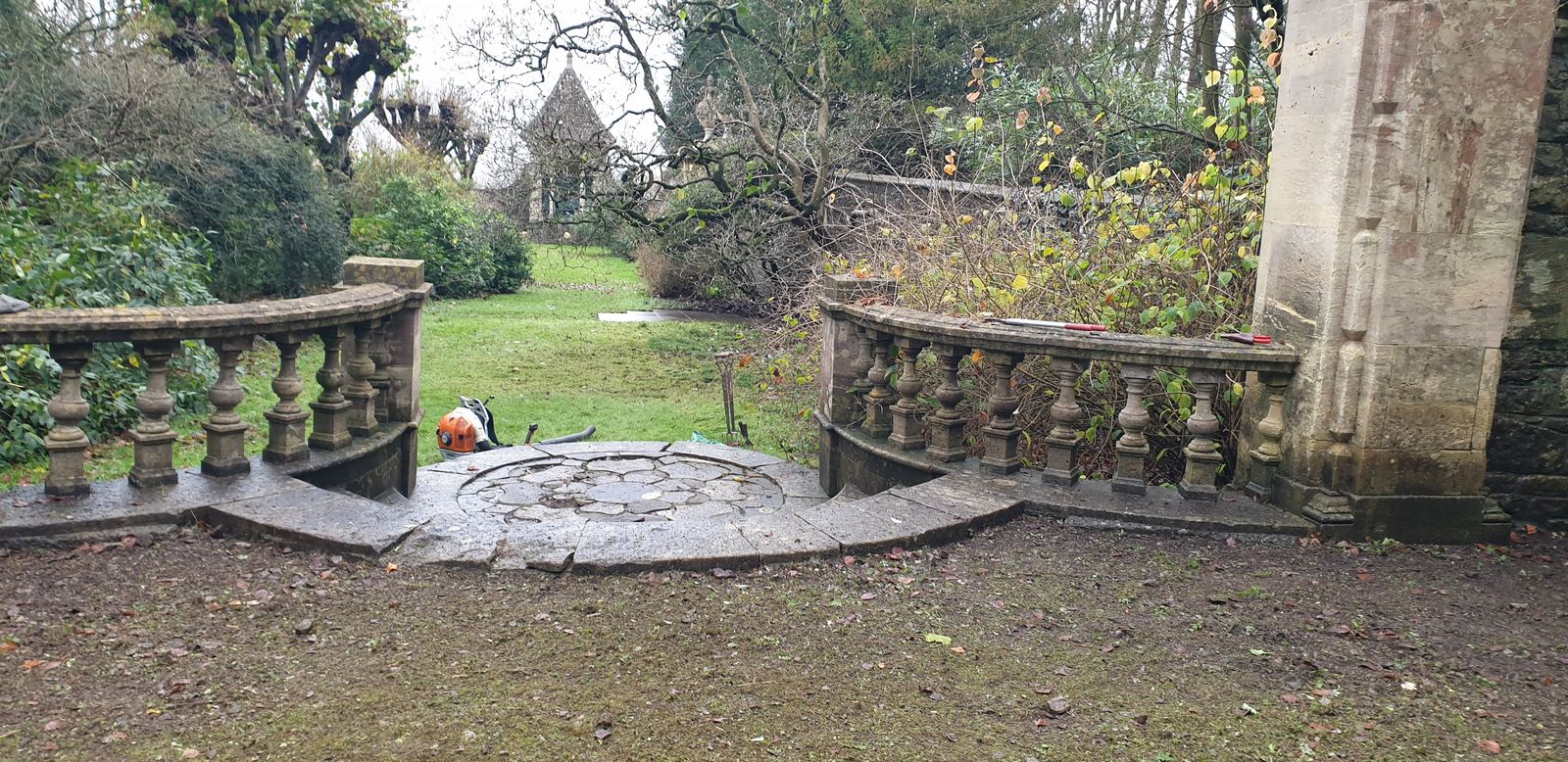 Garden maintenance in an historic garden